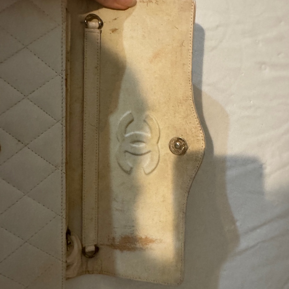CHANEL White Quilted Clutch with Gold Logo - Picture 5 of 9